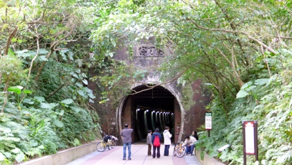 台湾ではサイクリングがとても盛んで、自転車専用道路が数多く整備されています。ここはその中でも変わり種のひとつで、鉄道のトンネルをリニューアルしたサイクリングロードです。トンネルの名前は草嶺隧道。現在はすでに新しいトンネルが完成しており、旧トンネルは廃線になっています。旧草嶺隧道は郷土の歴史を伝える文化財という発想で保存され、このような形で整備されました。照明器具にはレトロなランプが用いられ、トンネル内の退避所からは録音された列車の走行音が流れます。また、鉄道に関する文物も展示されています。最寄り駅は宜蘭線の福隆駅。駅を出ると周辺にいくつかのレンタサイクルショップがあります。近郊には海水浴場などもあり、散策が楽しめるほか、名物の駅弁も味わうことができます。