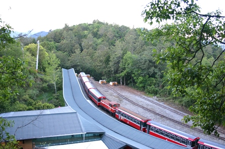 台湾中南部の阿里山は台湾が世界に誇る景勝地です。言うまでもなく、メインとなるのはご来光鑑賞です。そして、この時期は日本よりも一足早く、桜が咲き乱れます。両者を一緒に楽しめるのはこの時期だけとなっています。ご来光列車は阿里山と祝山を結んでいます。この鉄道は阿里山鉄道の支線で、わずか6キロ足らずで標高差200メートルを走破します。所要時間は約25分。運行本数は行楽客の数に合わせて決まります。祝山駅に着いたら、正面の階段を上っていきましょう。ここがご来光鑑賞を楽しめる場所です。冷え込みはそれなりに厳しいものがありますが、付近には屋台なども出ているので、温かいコーヒーや軽食をとることが可能です。付近にはここ以外にもいくつかの鑑賞スポットが整備されています。この時期は行楽客が多いので、早めに赴いて、付近を歩き回ってみるのがおすすめです。帰路は鉄道を利用することもできますし、遊歩道を歩いて戻ることも可能です。山の空気を存分に楽しみたいところです。