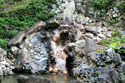 台湾南部の温泉郷・関仔嶺は台南県の白河鎮に位置しています。ここは北投、草山（陽明山）、四重渓とともに台湾四大温泉の一つに数えられる名湯で、季節を問わず、多くの湯治客が訪れています。湯はアルカリ性炭酸泉で、硫黄成分を多く含み、灰色に濁っているのが特色。これは「泥湯」と呼ばれて親しまれています。新陳代謝を高める効果があるほか、血糖値を低くし、白血球を増やすとも言われています。また、手足の冷えや婦人病、過敏性気管支炎、貧血、座骨神経痛などにも効果があるそうです。關仔嶺温泉へは嘉義と新營からバスが出ています。どちらも途中の白河に立ち寄るので、途中下車も楽しいでしょう。新營との間には週末限定で蒸気機関車が走る烏樹林糖廠にも寄ることができます。