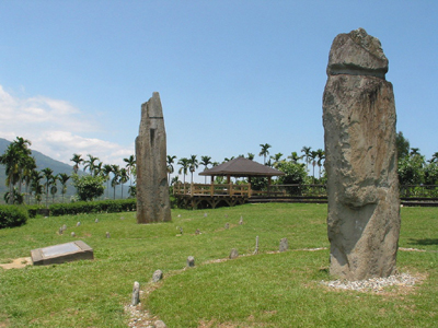 掃叭（サッパ）石柱遺跡は花蓮県瑞穂郷の舞鶴村にある史前遺跡です。ここは舞鶴台地という名の丘の上にあり、花東縦谷公路の中間地点にも近いため、何軒かのドライブインが並んでいます。ここは台湾東部屈指の考古遺跡となっており、遺跡の範囲は南北に約500メートル、東西に約250メートルの広さとなっています。メインは巨大な二つの石柱で、大きい方は高さ7メートル，小さい柱も5メートルの高さがあります。これは台湾において最も大きな立石体となっています。これは台東市のスレート石柱に似ているため、卑南文化の流れではないかと推測されています。また、近くには北回帰線標塔もあり、記念撮影が楽しめます。花東縦谷公路を走る花蓮客運のバスでアクセスできるほか、瑞穂駅からタクシーを利用することも可能です。