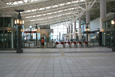 台湾高鉄の終点となるのは高雄市の左営駅です。在来線の新左営駅に隣接しており、乗り換えが可能です。駅舎は台湾高鉄の中では最大のスケールで、自然光が差し込むコンコースには圧倒されてしまいます。これは昼間なら照明が不要という省エネ設計でもあります。一見したかぎりでは、駅というよりも空港のターミナルのような雰囲気。高雄市内へのアクセスは、路線バスも出ていますが、時間がかかるので在来線の利用がおすすめです。在来線の高雄駅までの所要時間は１１分ほどとなっています。また、高雄県や屏東県内の各地へ向かう路線バスや、墾丁国家公園方面へ向かう高速バスも発着しており、乗り換えは便利。いずれも列車の到着に合わせて運行されています。なお、現在、市の中心部までを結ぶMRTの建設工事が進められています。これが開通すると、より便利になります。