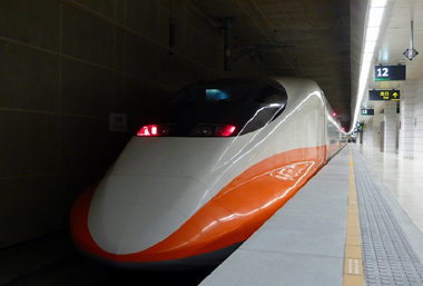 今月5日より営業を始めた台灣高速鐵路（THSR/TaiwanHighSpeedRail）。通称「台湾高鉄」と呼ばれるこの高速鉄道は、日本の新幹線システムを台湾仕様に改良したもので、世界から注目を集めています。1月1日には陳水扁総統が乗車し、乗り心地の良さを実感しました。この高速鉄道の開業で、台北（板橋）から高雄（左営）までが90分ほどで結ばれることになります。これは全台湾が日帰り圏になることを意味し、経済的効果は計り知れません。写真は当面の始発駅となる板橋駅に停車中の700T型車両。なお、開業初日から15日間はプレ営業ということで、運賃は半額になっています。通常の営業形態となるのは今月20日から。板橋―左営の運賃は標準タイプで1460元（約5300円）。ビジネスクラスタイプで2390元（約8600円）となっています。 