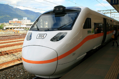 台湾高鉄の開業に沸く台湾ですが、台湾鐵路局は1月23日、新しく導入する日本製の新型電車TEM1000型をマスコミ公開しました。この車両は「太魯閣（TAROKO）」号として、東部幹線を走ります。モデルとなったのはJR九州の885系電車で、最高速度は時速150キロ（運転速度は最高130キロ）。台湾にとっては初めての振り子電車となります。これまで台北と花蓮の平均所要時間は2時間48分となっていましたが、今後は一気に45分も短縮されて2時間あまりとなります。車両は全席がリクライニングシートとなっており、座席はビニールレザー張り。座席の間隔は日本のグリーン車並みに広くて快適です。読書灯や収納可能なテーブルも付いています。現在は試運転を繰り返しており、旧正月前後に第一号列車が営業運転を始める予定となっています。 