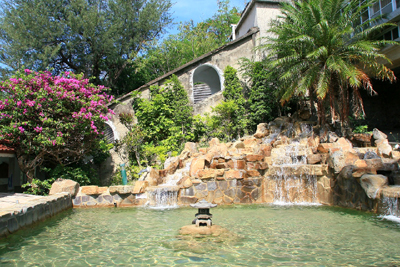 四重渓温泉は屏東県車城郷に位置する台湾最南端の温泉郷です。泉質の良さで知られ、古くは陽明山や北投、関子嶺とともに、台湾の四大名湯に挙げられていました。泉質はアルカリ性炭酸泉に属し、血液循環の促進のほか、胃腸病や筋肉痛、関節炎、神経痛、リウマチなどに効能があります。ホテルは温泉路という道路に沿って並んでいます。決して賑やかな温泉街ではありませんが、いくつかのホテルがあり、24時間無料で入れる公衆浴場もあります。この時期、かなりの暑さになりますが、ここは年間を通じて風が吹き、意外にも過ごしやすい土地です。温泉街の裏手には蝶がたくさん棲息しているエリアがあり、遊歩道が整備されています。もし早起きができれば、ぜひ散策を楽しみたいところです。