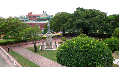 台南は台湾を代表する古都として知られていますが、ここ安平は中国大陸から渡ってきた移民が最初に住みついた場所です。安平古堡は、かつてオランダ人によって築かれた要塞で、現在は史跡として整備されています。1627年、オランダ人はここにゼーランジャ城と呼ばれる要塞を築き、拠点としました。その後、清国時代を迎え、行政の拠点は台南、そして台北へと移りました。一時はここも荒れ果てていましたが、日本統治時代に整備され、現在は資料展示館が設けられています。館内には古写真をはじめとする歴史文物や鄭成功にまつわる遺品などが展示されています。日本語教育を受けた世代によるボランティアガイドもおり、運が良ければ、日本語で詳しい解説を聞くことができます。台南駅からは市内バス2番に乗車して20分ほどで到着します。（安平古堡・台南市安平区国勝路 82号・06-226-7348）