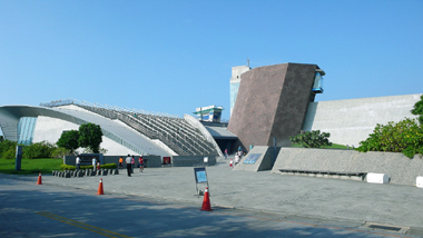 十三行博物館は台北県八里郷にある博物館です。少々変わった名前ですが、これは台湾の史前文化である「十三行文化」を示しています。もともとは汚水処理場を建設する際に発見されたというこの遺跡。館内には石器や陶器、骨製品、金属、ガラス、古銭、さらに墓穴や集落跡などが展示されています。約2000年前のものとされる圓山文化、1800～400年前の十三行文化、そのほか、唐や宋、清の時代に至るまでの文物があります。台湾の史前文化と台湾先住民、そして漢人の文化交流史を学ぶことができます。また、この博物館には遺跡エリアというものがあり、約1000坪の発掘現場が保存されています。八里のフェリー乗り場にはレンタサイクルがありますので、ちょっぴり距離はありますが、サイクリングと合わせて訪ねてみてはいかがでしょうか。［台北県八里郷博物館路200号、02-2619-1313月曜休館、入館料：100元］