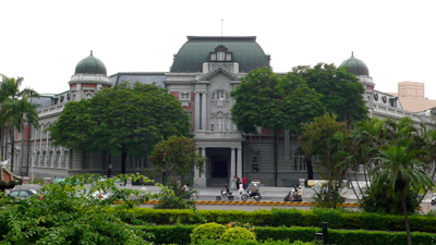 台南市の中心部。大きなロータリーに面して大きな西洋建築があります。ここが国家台湾文学館です。2004年10月17日にオープンした大型博物館で、台湾文学を専門に扱う初の博物館として話題になりました。ここは展示だけでなく、台湾における文学史料の蒐集と保存、研究も目的としているのが特色です。建物は日本統治時代の台南州庁舎を用いています。竣工は1916（大正5）年。設計士は台湾総督府技師の森山松之助でした。戦後は空軍司令部として使用され、後に台南市政府となっていましたが、2003年9月に古蹟の指定を受け、博物館となりました。館内には日本統治時代に日本語で著された文学作品の展示もあります。付近にはいくつもの歴史建築が見られるので、散策を楽しんでみてはいかがでしょうか。（台南市中正路1号・06-221-7201・10: 00～17:00・月曜休館）