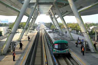 南国の大都会、高雄市の新交通システム「KMRT」が3月9日より営業を開始しています。今回開業したのは高雄市の南北を結ぶ紅線。高雄北郊の南岡山から南部の小港までの28.3 キロを結んでいます。駅は地下駅15、地上駅1、高架駅8の計 24駅。うち8.5 キロが高架区間で、残りは地下区間となっています。今回は台鐵橋頭駅から小港までの区間が開通し、台湾高鐵左營駅や在来線の高雄駅、高雄国際空港などを経由していますので、外国人旅行者にとっても便利です。運行時間は6:00から23:00まで。当初は6～10分間隔の運行が予定されています。車両はイメージカラーであるグリーンをまとい、颯爽とした雰囲気です。ドイツのシーメンス社製で、車内はロングシート。駅はそれぞれナンバリングされています。チケットはコイン型のICトークンが採用されています。なお、市の中心部にある美麗島駅は今回開業が見送られているのでご注意ください。