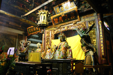 台南は台湾を代表する古都として知られていますが、ここにもまた、媽祖廟があります。別名「台南大媽祖廟」とも呼ばれる名刹で、台湾では知らない人はいないとまで言われる存在です。媽祖は台湾の守護神とも言われる女神で、航海の神として知られています。ここは台湾では初めての官設媽祖廟で、ご神体は300年ほど前に中国福建省の泉州で製作されたものと伝えられています。やや奥まった路地の中にあり、分かりにくい場所なのですが、ぜひ訪れて、その荘厳な雰囲気に触れてみたいものです。なお、この一帯は歴史を感じさせる独特なムードに包まれています。少し時間に余裕を持って路地裏探索を楽しんでみてください。屋台料理の食べ歩きもお忘れなく。大天后宮（台南市永福路2段227巷18号・06-221-1178・9:00～17:00）