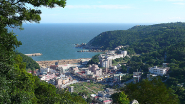 台湾海峡の西北に位置する馬祖列島。ここは金門島と同様、中国大陸に食い込むように点在する島々です。台湾本島とは異なった文化を誇り、最近注目を集めています。とりわけ美しい海と独特な建築様式を訪ねるのが人気です。島内各地の散策以外にも、名産の誉れ高いコーリャン（高梁）酒の製造過程を見学することができ、密かな人気となっています。試飲や購入もできることから、週末を中心に行楽客で賑わいます。馬祖の建築は石造りが基本で、豊富に産出される花崗岩が建材として用いられています。最近は民宿やカフェ、ギャラリーなどに転用されることが増えています。現在、馬祖全域は馬祖国家風景區が開発を担っています。ウェブサイトには日本語ページもありますので、こちらもご覧下さい。