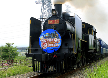 台湾中部を流れる濁水渓に沿って走る集集線は南国情緒を堪能できるローカル線として人気がありますが、ここを8月24日までの間、蒸気機関車が牽引する特別列車が運行されています。これは南投県政府が主催しているイベント「南投火車好多節」の一環で、火木土日の週四日、午前午後にそれぞれ１往復します。日本統治時代の駅舎が現役の二水駅や木造駅舎が残る集集駅、クスノキの生い茂った緑色隧道など、沿線には魅力的なスポットが点在しています。また、集集駅前にはレンタサイクルがありますので、自分のペースでのんびりと田舎風情を楽しむことができます。そして何より、椰子の樹が生い茂る中を進む蒸気機関車は絶好の被写体です。どうぞカメラをお忘れなく。イベントについての詳細は以下のウェブサイトをご覧下さい。