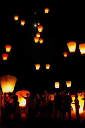 台湾北部に位置する平渓郷。2月9日、この町で年に一度のランタンフェスティバルが開催されます。普段はとても静かなこの町ですが、このイベント時だけは大いに賑わいます。旧暦1月15日は「元宵節」と呼ばれ、各地で華やかなイベントが開催されますが、『平渓天燈節』もそのひとつ。無数のランタンが夜空を彩ります。天燈とは熱気球の原理を用いた大型ランタンのことで、新年の願い事を記し、夜空に飛ばします。針金に付けた紙に火を灯し、熱気が充満するのを待って手を離します。ふわりふわりと空に舞い上がっていくランタンはとても印象的な眺め。イベントでは何千個というランタンが飛ばされ、その光景は忘れられない美しさです。会場は十分駅から15分ほど歩いた「十分天燈廣場」。日程、アクセスなどの詳細は台北県平渓国際天燈節のオフィシャルサイトをご覧ください。