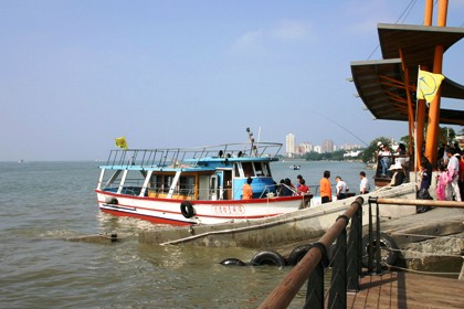 淡水は台湾北部に位置する景勝地。淡水河に面した河港都市です。この淡水と対岸にある八里との間を昔ながらの渡し船が結んでいます。MRT淡水駅の前にはちょっとした広場がありますが、この先に渡し舟の乗り場があります。八里までの所要時間は約10分。ほんのわずかの時間ですが、船旅が楽しめます。この渡し船は地元住民の足にもなっており、朝夕は行商をする中年女性たちが乗っていることもあります。便数が多いので、待たされることはありませんが、週末などは乗り切れないほどに込みあうことがあります。なお、チケットは乗り場の脇で売られています。八里の岸壁周辺には屋台がたくさん出ており、食べ歩きが楽しめます。喫茶店やカフェなどもあるので、ゆっくりとくつろいでみてはいかがでしょうか。干潮時には、桟橋の下に無数の蟹たちが迎えてくれます。政府行政院青年輔導委員会の日本語ウェブサイト内にも記事が掲載されていますので、あわせてご覧下さい。