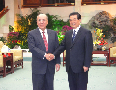 呉伯雄・国民党名誉主席と胡錦濤・共産党総書記が会見