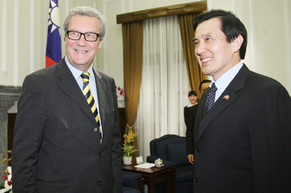 馬英九総統が豪州のダウナー元外相と会見、アジア外交について語る