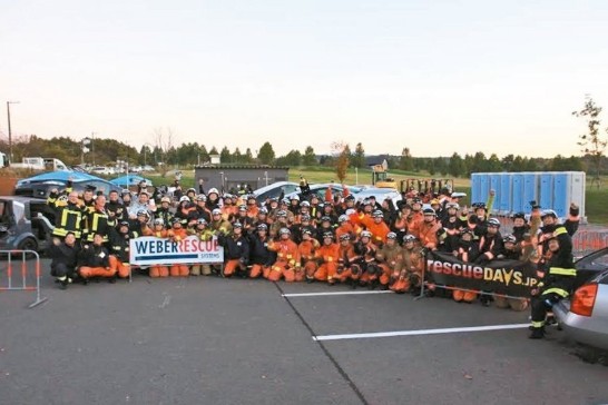 基隆のレスキュー隊員、日本で事故車両からの救助訓練