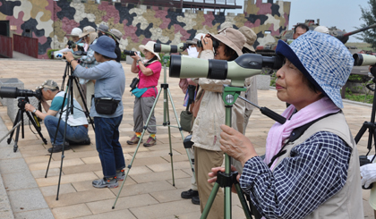 日本野鳥の会のメンバー一行が金門でバードウォッチング