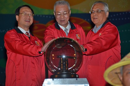 台湾ランタンフェスティバルがスタート、福島県の「わらじまつり」も参加