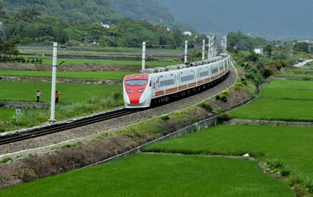 プユマ号が台東に初到着、花蓮―台東間が６月に営業運転へ