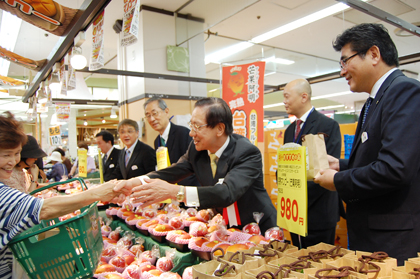 羅坤燦駐日副代表於東京都內超市宣傳台灣芒果