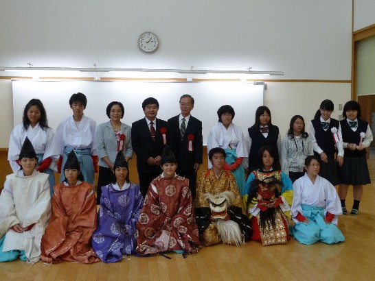 戎總領事夫婦、落合英實先生與三重綜合高校學生合影