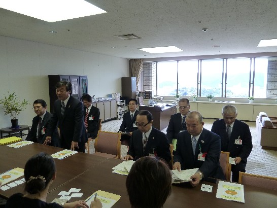 山口縣教育委員會田邉恒美教育長（左二）致詞歡迎戎總領事一行