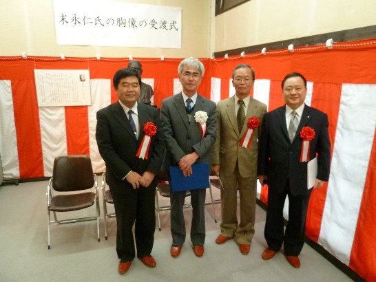 (左起)戎總領事、福岡縣農業試驗場濱地勇次場長、九州大學曼陀鈴樂團落合英實、福岡縣台灣友好議員連盟加地邦雄會長
