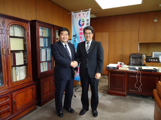 戎總領事與福岡縣教育委員會杉光誠教育長（右）