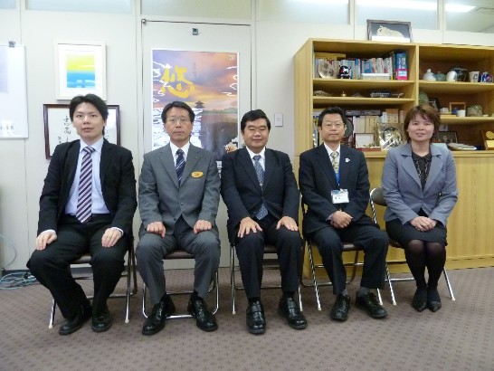 戎總領事義俊偕吳沛晃領事、林育柔副領事拜會熊本縣教育長田崎龍一（左二），及熊本縣教育廳