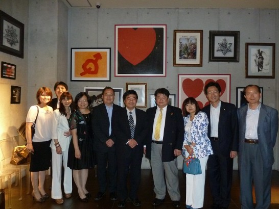 「福岡台灣工商會議所」翁建一(右四)會長級幹部，舉辦本處新任戎總領事義俊歡迎會，會後與該會幹部和影。