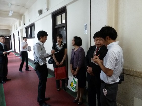 拜會宮崎縣河野俊嗣縣知事後，接受當地報社訪問的戎總領事夫婦