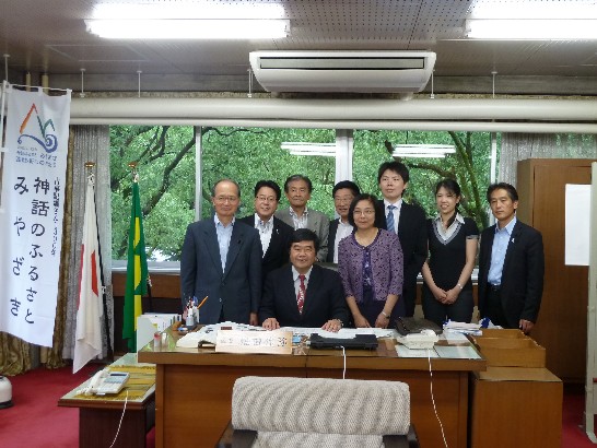 左一：福田作弥議長、右一：丸山裕次郎副議長