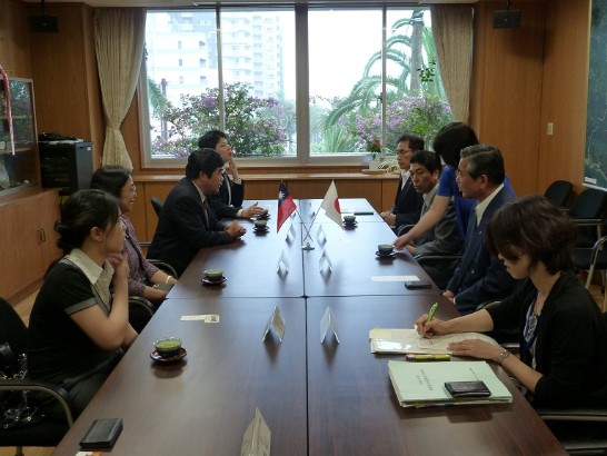 宮崎市戶敷正市長(右四) 、市議會日高義幸議長)(右二)