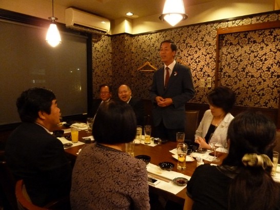 須本會長（中央）帶領合唱「雨夜花」、「月亮代表我的心」