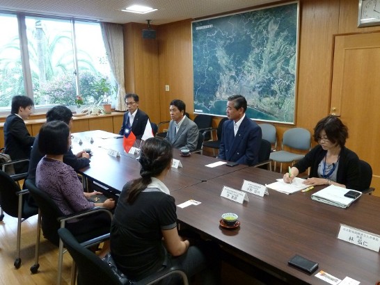 宮崎市戶敷正市長(右三) 、市議會日高義幸議長(右二)