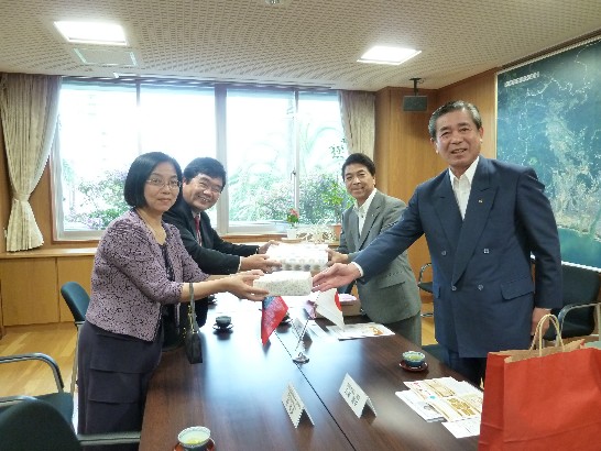 宮崎市戶敷正市長（右二）、市議會日高義幸議長（右一）