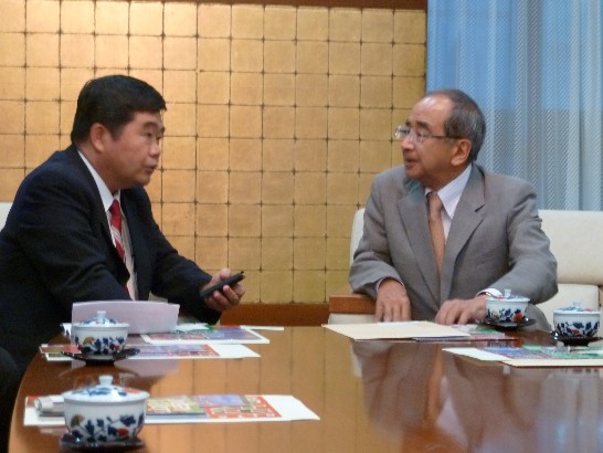 戎總領事義俊與大分縣広瀨勝貞縣知事(右)就台日交流交換意見