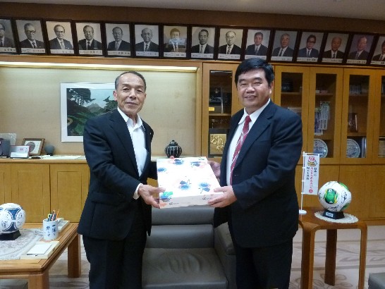 戎總領事義俊與大分縣縣議會近藤和義議長(左)交換紀念品