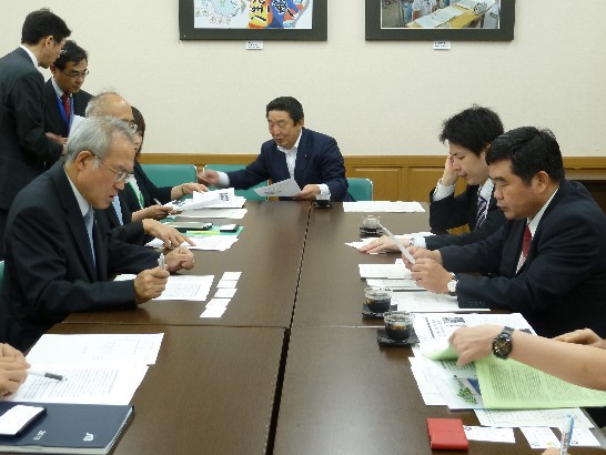 戎總領事義俊與大分縣野中信孝教育長(左前)檢視相關資料