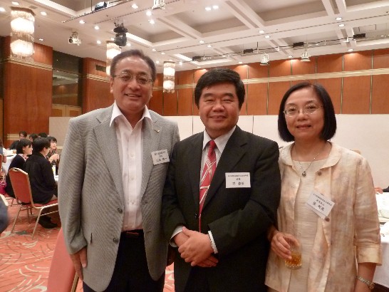 戎總領事伉儷與會員合影