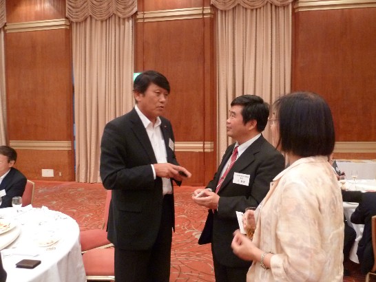 戎總領事夫婦與會員交流