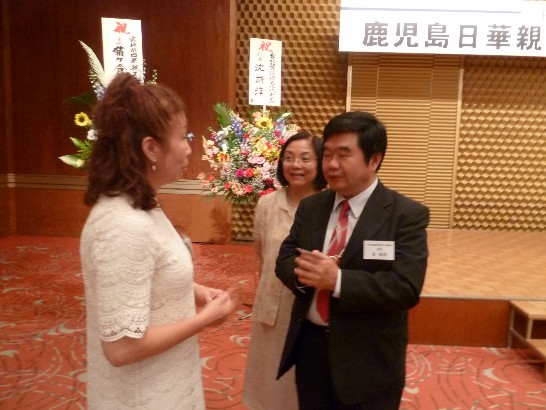 戎總領事伉儷與華僑交流