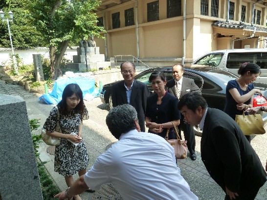 沈大使伉儷抵春帆樓聽取下關市人員解說