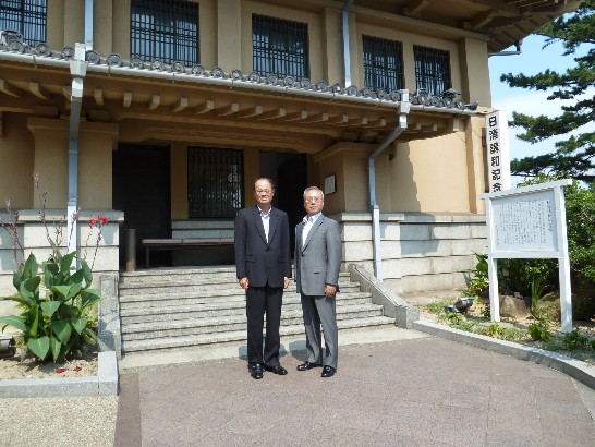沈大使斯淳(左)與山口縣下關市本間俊男副市長(右)