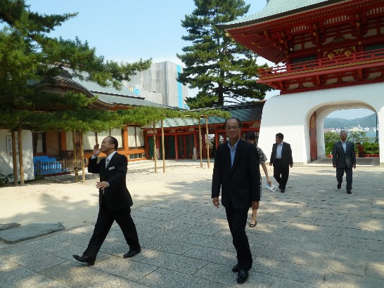 下關市人員引導沈大使參觀赤間神宮