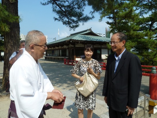 赤間神宮水野直房宮司（左一）迎接沈大使參訪