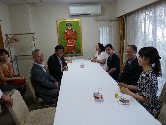 赤間神宮內辦公室與下關市副市長等人就台日交流交換意見