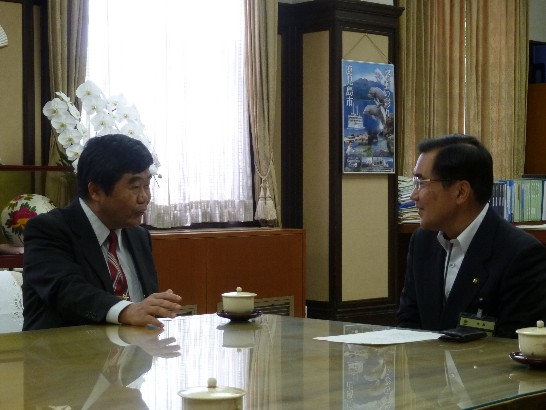 鹿兒島市森博幸市長（右）