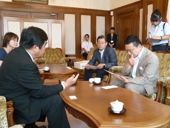 拜會佐賀縣知事古川康（右一）