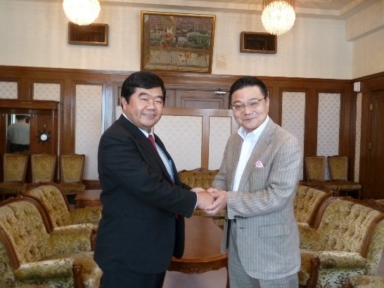 拜會佐賀縣知事古川康(右)